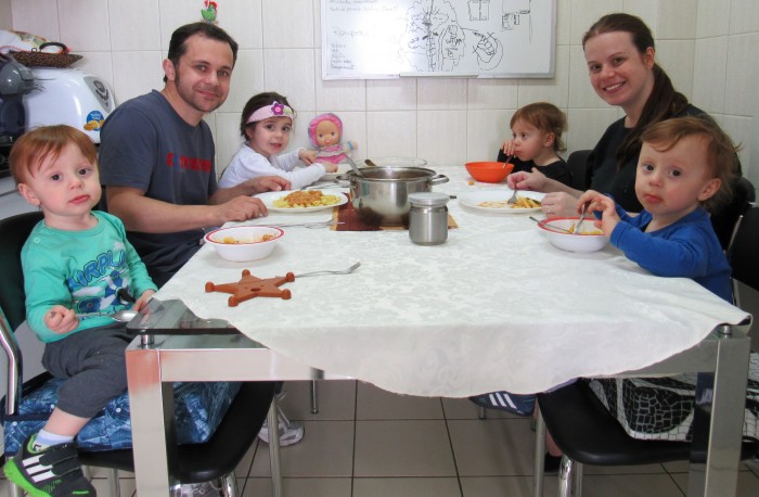 Filhos almoçando com os papais.