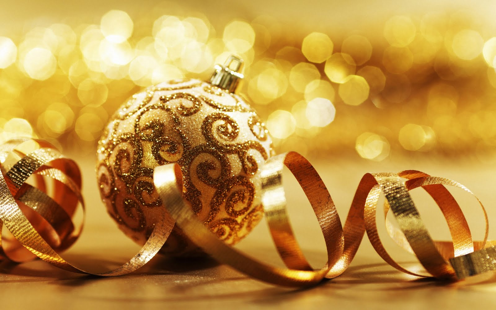 bola-de-natal-decorada-em-tons-dourados-imagens-imagem-de-fundo-wallpaper- para-pc-computador-tela-gratis-ambiente-de-trabalho | Os Trigêmeos da  Michele
